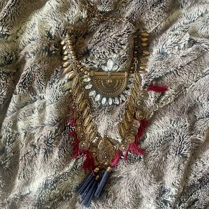 Beautiful aged gold accent necklace